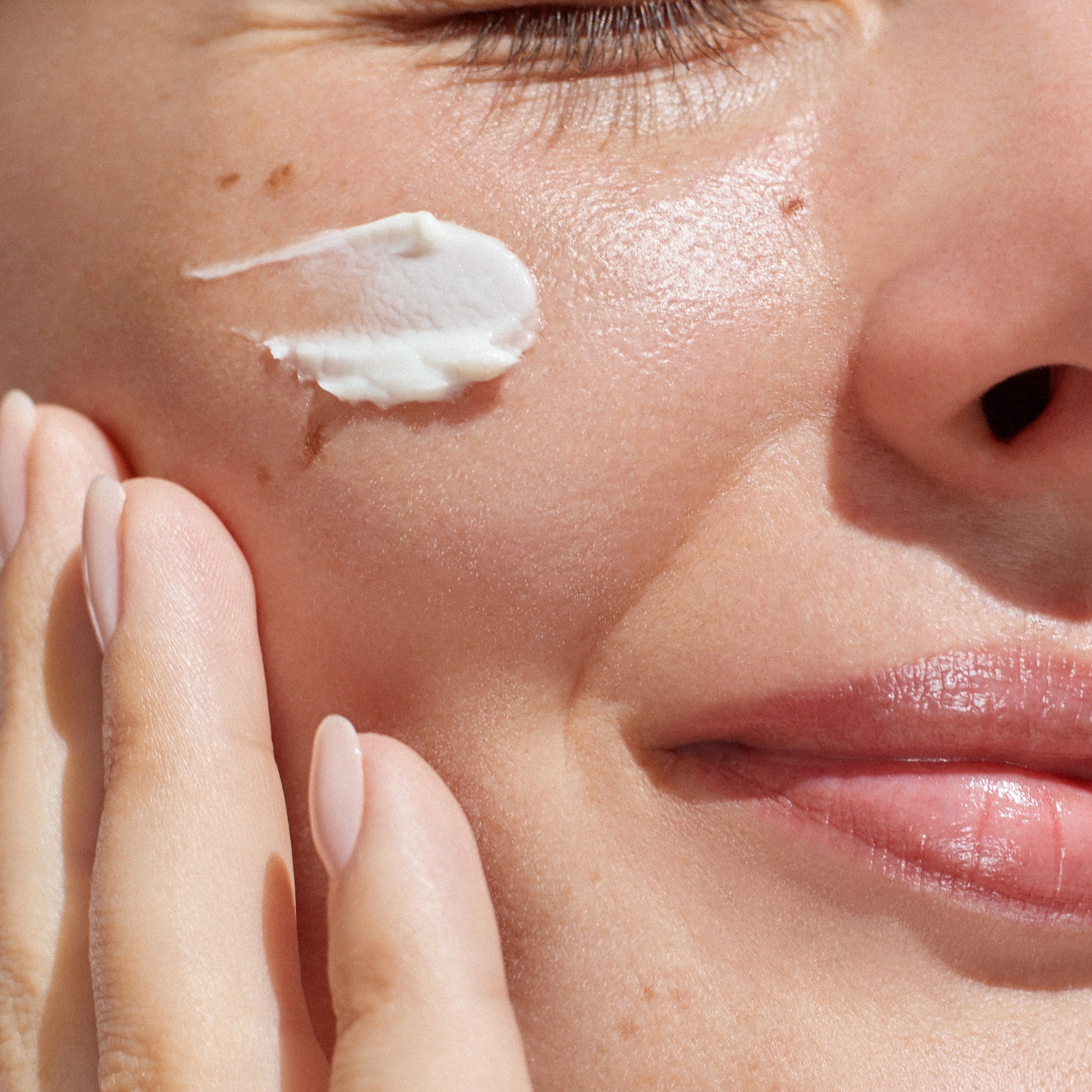 The Best Face Sunscreens: Protecting Your Skin in Dubai's Scorching Summer